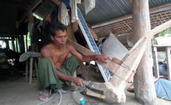 လယ်ထွန်ရန် စစ်တွေမြို့နယ်မှ လယ်သမား တစ်ဦးက မိရိုးဖလာ အပ်ကိုင်း ပြုလုပ်နေစဉ် (ဓါတ်ပုံ- နိရဥ္စရာ)