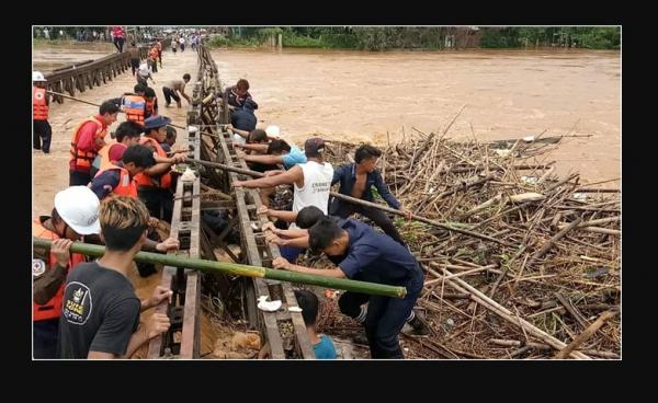ဥရုချောင်းကြီးမှုကြောင့် လုံးခင်းသံတံတားမျောပါမသွားစေဖို့ အမှိိုက်များရှင်းလင်းနေစဉ်