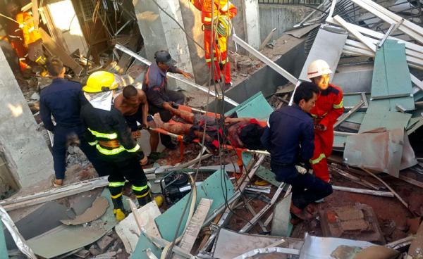 ရိုးမဘဏ် ဗုံးပေါက်ကွဲမှုတွင် ထိခိုက်ဒဏ်ရာရရှိသူ တစ်ဦးအား သယ်ထုတ်လာစဉ်။ ဓာတ်ပုံ - (ဓာတ်ပုံ - သန့်ဇင်လှိုင် MPA/အီးပီအေ)