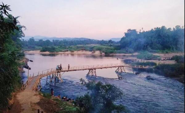 ဖျက်ဆီးခြင်းခံလိုက်ရသည့် ကျောင်းရွာချောင်းကူးတံတား (Credit: Men3)