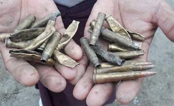 အစိုးရတပ်မှလျှောက်ပစ်သဖြင့် လူနေအိမ်များအားထိမှန်သော ကျည်ခွံများ