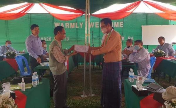 The two officials from the Burmese government and Kachin Independence Organization met on May 13, 2020, for the first time on the joint cooperation of Covid-19 prevention at KIO’s Mai Sak Pa Covid-19 quarantine camp in Waingmaw township, Kachin State, northern Burma.