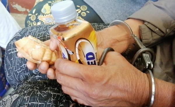 တရားရုံးချိန်းသို့ လာရောက်သော ဒေါဆိုရှေးတောင်သူ အမျိုးသမီးကြီးတစ်ဦး