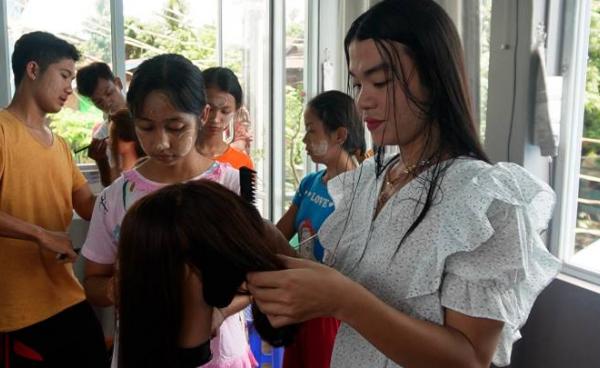 မိတ်ကပ်ပညာရှင် ဟာရီးယား (MNA)