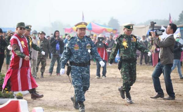 ၂၀၁၄ ခုနှစ် ဒီဇင်ဘာလ က ပြုလုပ်ကျင်းပသည့် ဒီကေဘီအေနေ့ အခမ်းအနားတွင် ဂုဏ်ပြုစစ်ချီတပ်မတော်သားများအား စစ်ဆေးနေသည့် ဗိုလ်ချုပ်စောမိုရှေးအားတွေ့ရစဉ်။ ဓာတ်ပုံ-ဟောင်ဆာ(ရာမည)