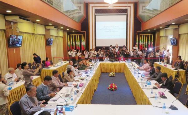 ငြိမ်းချမ်းရေးကော်မရှင်နှင့် DPN စတုတ္ထအကြိမ်အစည်းအဝေး(Hla Maung Shwe FB)