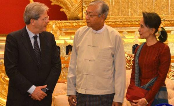 အီတလီနိုင်ငံခြားရေးဝန်ကြီးမစ္စတာ ပါရိုလို ဂျန်တီလိုနီ နှင့် သမ္မတ ဦးထင်ကျော်၊နိုင်ငံခြားရေးဝန်ကြီး ဒေါ်အောင်ဆန်းစုကြည်တို့ ဧပြီ ၆ရက်နေ့တွင် တွေ့ဆုံစဉ်။