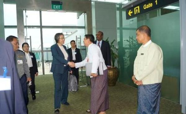 ဇွန် ၁၉ရက် နေ့လည်က ရန်ကုန်လေဆိပ်သို့ ရောက်ရှိလာသည့် မစ္စ ယန်ဟီးလီ။ ဓာတ်ပုံ-MOI