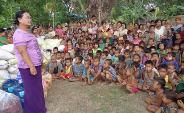 ရိက္ခာများအား စပါးဆိပ်ကျေးရွာတွင် ကူညီပေးနေစဉ် (ဓါတ်ပုံ- နိရဥ္စရာ)