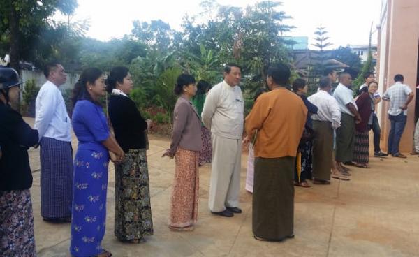 ရှမ်းပြည်နယ်ဝန်ချုပ်ဦးစဝ်အောင်မြတ်နှင့်ဇနီး အထက၁ တောင်ကြီးရှိမဲရုံ၂တွင်မဲပေးရန် တန်းစီနေစဉ်