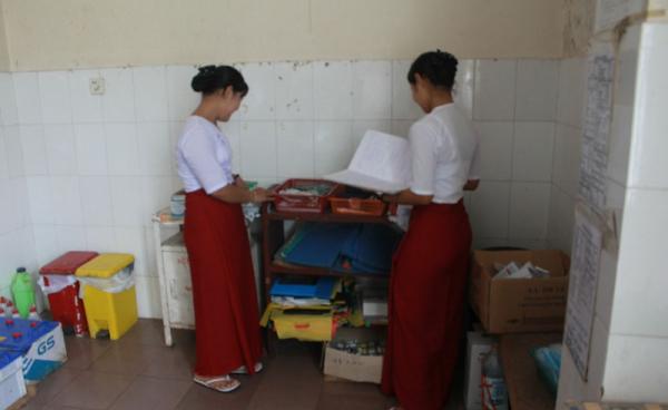 ကရင်ပြည်နယ် ကော့ကရိတ်မြို့ရှိ ကော့ကရိတ်ပြည်သူ့ဆေးရုံအတွင်းရှိ တာဝန်ထမ်းဆောင်နေသည့် သူနာပြု နှစ်ဦးအား ၂၀၁၃ ခုနှစ် သြဂုတ်လ ရ ရက်ကတွေ့ရစဉ်။ ဓာတ်ပုံ - ဟောင်ဆာ (ရာမည)