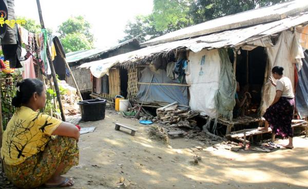 ရခိုင်ရှိ စစ်ဘေးရှောင်စခန်းများတွင် ဖြစ်သလိုနေနေကြရသည့် စစ်ဘေးရှောင်အချို့အား တွေ့ရစဉ်။