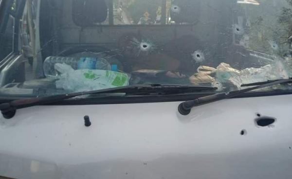 ပစ်ခတ်ခံခဲ့ရသည့် ရာဖူးရွာသစ်ကျောင်းကားအား တွေ့ရစဥ် (CJ)