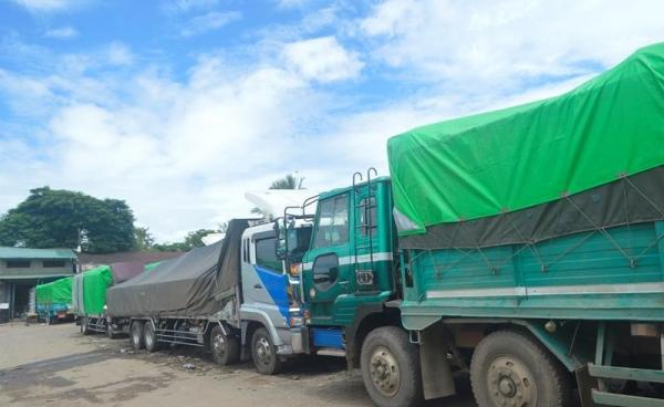  စျေးကြိုကားဝင်းအတွင်း ကုန်တင်ကားကြီးများ ရပ်နားထားစဉ်(MNA)