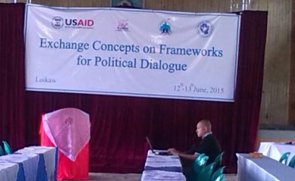 နိုင်ငံရေးဆွေးနွေးပွဲကို ဇွန်လ ၁၂-၁၃ရက်နေ့ တွင် နာနတ်တော ဘုရားကျောင်းဝန်းရှိ ဓမ္မာရုံ၌ ပြုလုပ်ခဲ့စဉ် (ဓါတ်ပုံ-ကေကီ)