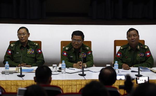 ပုံ - EPA ဗိုလ်ချုပ်စိုးနိုင်ဦး တပ်မတော်သတင်းမှန်ပြန်ကြားရေးအဖွဲ့ သတင်းစာ ရှင်းလင်းပွဲလုပ်နေစဉ် (ဗိုလ်ချုပ်စိုးနိုင်ဦး- အလယ် မျက်မှန်တပ်ထားသူ)