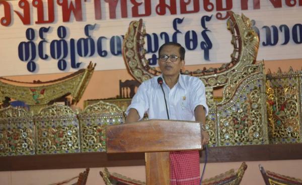 Nai Hong Sar Speaking at the Closing Ceremony of the Mon Cultural Instrument Training (Photo: IMNA)