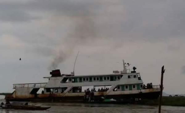 The Aung Takon 2 ferry aground near Ponnagyun