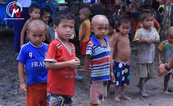 ရခိုင်ပြည်အတွင်းက စစ်ဘေးရှောင်ကလေးငယ်များကို တွေ့ရစဉ်။