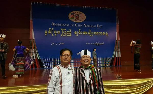 ချင်းပြည်နယ် ဝန်ကြီးဟောင်း ဆလိုင်းအိုက်ဇင်ခင်နှင့် ချင်းပြည်နယ် စည်ပင်သာယာရေး ၊ လျှပ်စစ်နှင့် စက်မှုလက်မှုဝန်ကြီးသစ် ဖြစ်လာသူ ဒုတိယဗိုလ်မှူးကြီးဟောင်း ဦးစိုးထက်တို့အား အတူတွေ့ရစဉ်။ ဓာတ်ပုံ-ဆလိုင်းအိုက်ဇက်ခင်