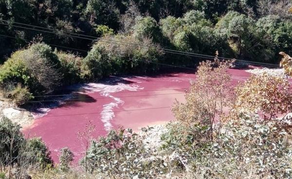 ချီဖွေချောင်းရေ အနီရောင်ပြောင်းနေ