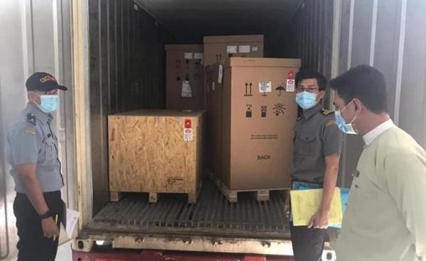 စက် ပစ္စည်းများကို ကွန်တိန်နာကားထဲမှာ တွေ့ရစဉ်(ပုံ- Saw Nay Nwe)