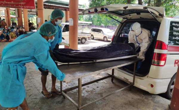 ကိုဗစ်ကြောင့် သေဆုံးသွားသူကို သဂြိုဟ်ရန် သယ်ယူသွားစဉ် (Internet)