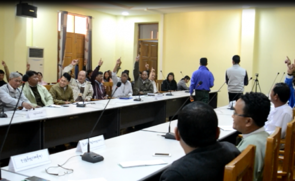 ကယားပြည်နယ် အစိုးရရုံးအစည်းဝေးခန်းမမှာ ဗိုလ်ချုပ်အောင်ဆန်းကြေးရုပ် ဆောက်လုပ်မယ့် ကိစ္စနဲ့ပါတ်သက်ပြီး အစည်းဝေးလုပ်နေကြစဉ်