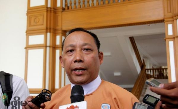 မန္တလေးတိုင်း၊ အောင်မြေသာဇံမဲဆန္ဒနယ်မှ ပြည်သူ့လွှတ်တော်အမတ် ဒေါက်တာလှမိုး(ဓာတ်ပုံ- မင်းမင်း/မဇ္ဈိမ)