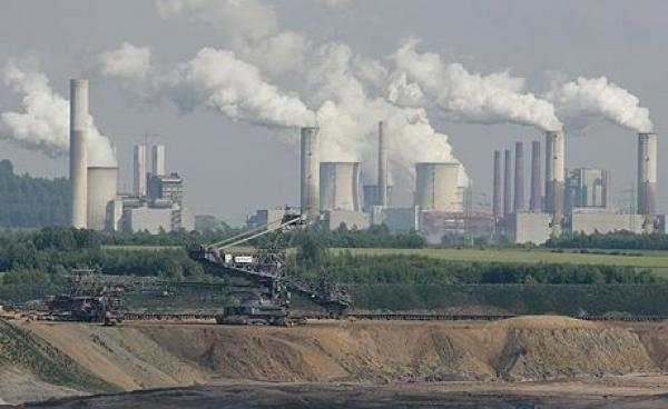 ကျာက်မီးသွေးသုံးလျှပ်စစ်စက်ရုံမှ မီးခိုးပြာများထွက်နေပုံ