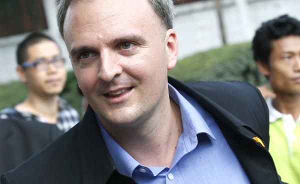 British rights activist for migrant workers, Andy Hall (C) arrives for his trial at the Phra Khanong Provincial Court in Bangkok, Thailand, 29 October 2014. Photo: Narong Sangnak/EPA