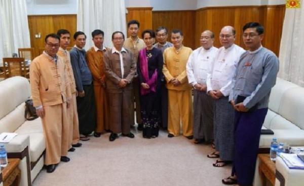 Myanmar State Counsellor Aung San Suu Kyi, who also serves as the chair of the National Reconciliation and Peace Centre, held a discussion with a delegation led by General Yawd Serk, the chair of the Restoration Council of Shan State/Shan State Army, at the NRPC in Nay Pyi Taw (Photo: Global New Light of Myanmar)