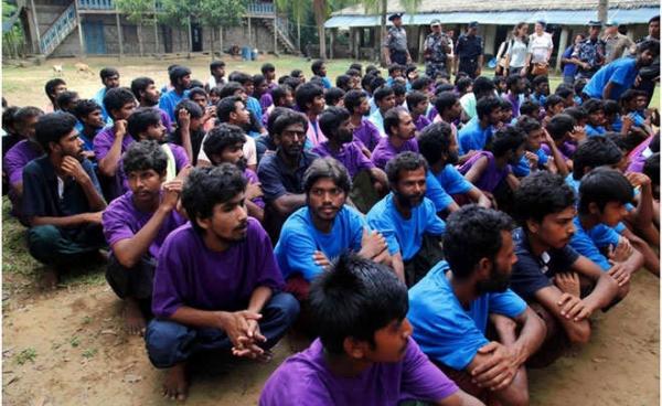 မြန်မာ့တပ်မတော်က ကယ်ဆယ်ထားသည့် ပင်လယ်ပြင်မှ လှေစီးဒုက္ခသည်များကို ရခိုင်ပြည်နယ် မောင်တောမြို့နယ်အတွင်း အလယ်တန်းကျော်ရွာတွင် မေ ၂၃ ရက်က တွေ့ရစဉ်။ (ဓာတ်ပုံ - အီးပီအေ)