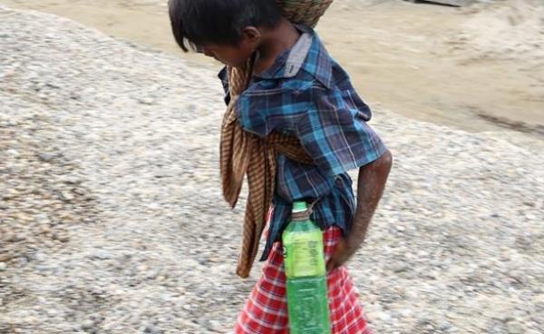 ရန်ကုန်မြို့အတွင်းရှိ အုတ်၊ သဲ၊ ကျောက်လုပ်ငန်းခွင်တခုရှိ ကလေးလုပ်သားတစ်ဦးကို တွေ့ရစဉ်။ (ဓာတ်ပုံ-ဟိန်းထက်)