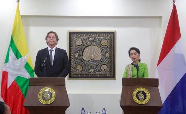 Myanmar's State Counsellor and Foreign Minister Aung San Suu Kyi and Dutch Minister of Foreign Affairs Bert Koenders hold a joint press conference after their meeting at the Ministry of Foreign Affairs in Nay Pyi Taw on12 October 2016. Photo: Min Min/Mizzima