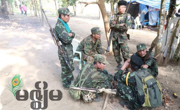 ကရင်ပြည်နယ် ကေအန်ယူထိမ်းချုပ်ရာဒေသဖြစ်သည့် လောခီးလာ တပ်စခန်းတွင် ၂၀၁၄ ခုနှစ် ဇန်နဝါရီလ ၂၀ ရက်နေ့မှ ၂၂ ရက်အထိ ကျင်းပသည့် တိုင်းရင်းသား လက်နက်ကိုင်များအဖွဲ့ ညီလာခံတွင် လုံခြံုရေးယူထားသည့် KNU တပ်သားများအားတွေ့ရစဉ် (ဓာတ်ပုံ - ဘိုဘို)