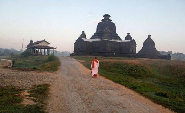 A Buddhist nun walks along a road near an ancient pagoda at Mrauk U, Rakhine State, western Myanmar, 26 October 2015. Photo: Nyunt Win/EPA