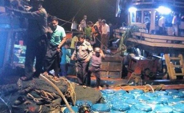 အသက်ဘေးမှ လွှတ်မြောက်လာသူများကို သက်ဆိုင်ရာ တာဝန်ရှိသူများက သွားရောက်တွေ့ဆုံနေစဉ် (ဓါတ်ပုံ- နိရဥ္စရာ)