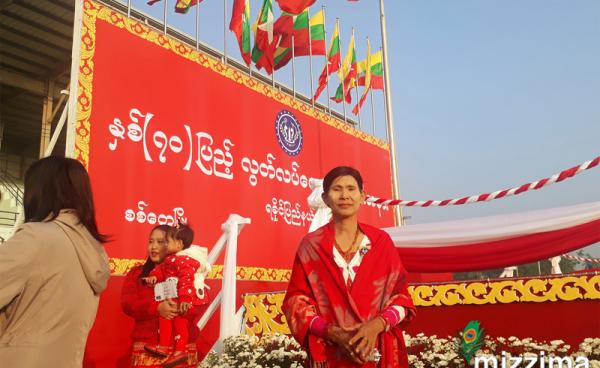ရခိုင်ပြည်နယ်၏ စံပြမိခင်ဆုကို အနိုင်ရရှိသူ ဒေါ်ခင်သိန်းလှ။ ဓာတ်ပုံ- RiA