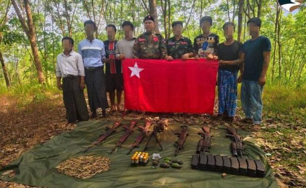 ဖေဖော်ဝါရီ ၁၉ ရက်နေ့တွင် ဒေါနစစ်ကြောင်းထံ ခိုလှုံလာသည့် ပြည်သူ့စစ်မှုထမ်းသင်တန်းဆင်း တပ်သား ၇ ဦး။