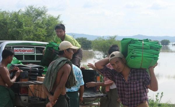 Distribution of tarpaulins at Kyun Kalay Village, Pakokku Township on 7 August 2015. Photo: ActionAid