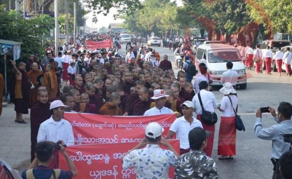 Thousands of people, including Buddhist monks, marched in opposition to naming the new Mon State bridge after Bogyoke Aung San (Photo: MNA).