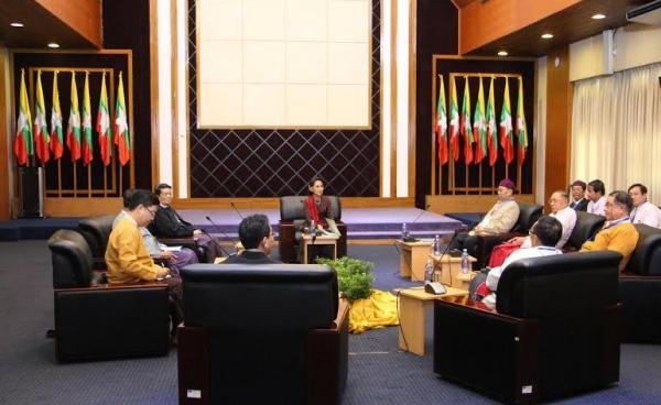 နိုင်ငံတော်အတိုင်ပင်ခံပုဂ္ဂိုလ်နှင့် UNFC ခေါင်းဆောင်များပထမအကြိမ်တွေ့ဆုံခဲ့စဉ်(Internet)