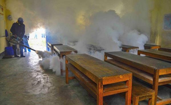 A man fumigates a classroom. (Photo: MNA)