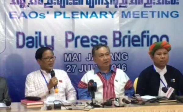  နိုင်ဟံသာက သတင်းထောက်များအား ပြောကြားနေစဉ်(MNA)