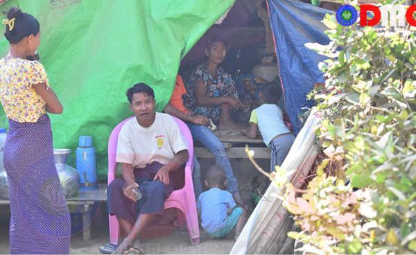 ကျောက်တော်မြို့နယ်ရှိ စစ်ဘေးရှောင်စခန်းတစ်ခုတွင် တွေ့ရသည့် မိသားစုတစ်စု။