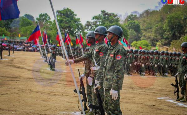 စစ်ရေးပြနေသည့် AA တပ်ဖွဲ့ဝင်များ။