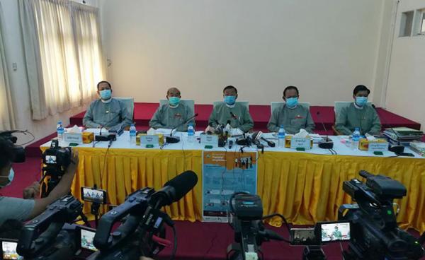 စက်တင်ဘာလ ၂ ရက်နေ့က ရွေးကောက်ပွဲကော်မရှင်ရုံး၌ သတင်းစာရှင်းလင်းပွဲ ပြုလုပ်နေစဉ်။