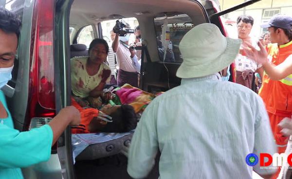 ဒဏ်ရာရရှိသူအချို့ကို  စစ်တွေဆေးရုံကြီးသို့ ယူဆောင်လာစဉ်။