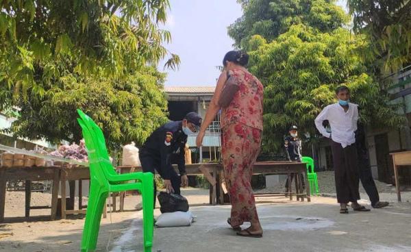 ဧပြီလတွင် အစိုးရကထောက်ပံ့ပေးသည့် စားသောက်ကုန်ငါးမျိုးအားပေးအပ်နေစဉ်။